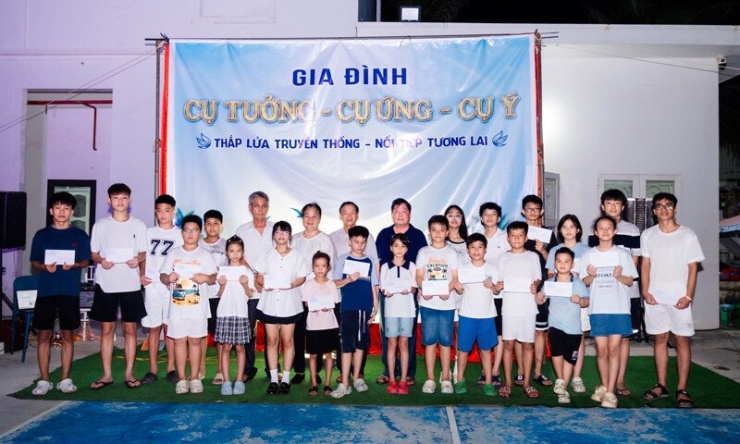 Các món quà khuyến học được trao cho các thành viên nhí có thành tích học tập tốt 