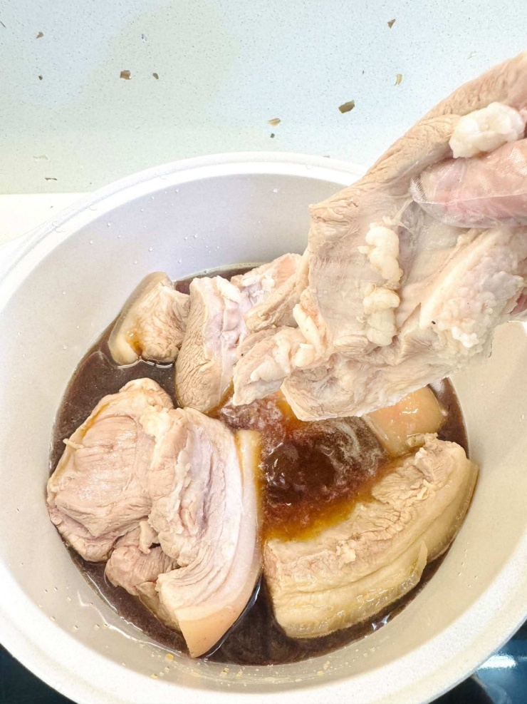 Sau khi mắm sôi, cho thịt vào luộc