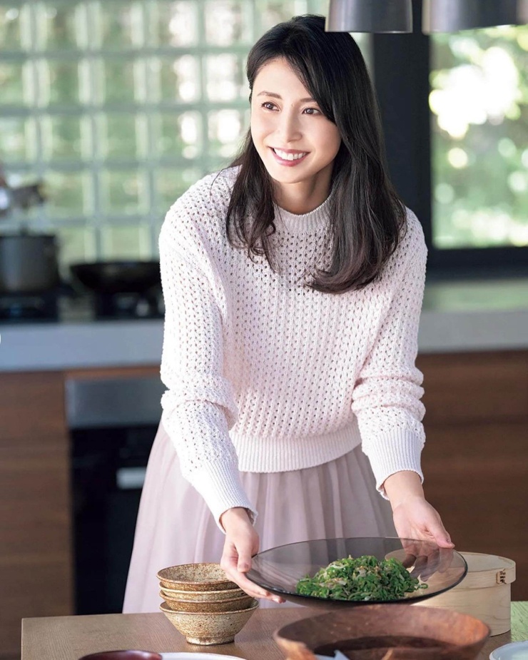 Sau tuổi 40, Nanako cũng không còn theo đuổi vóc dáng quá gầy mà chú trọng ăn uống đủ chất để duy trì diện mạo khỏe khoắn, đầy sức sống.