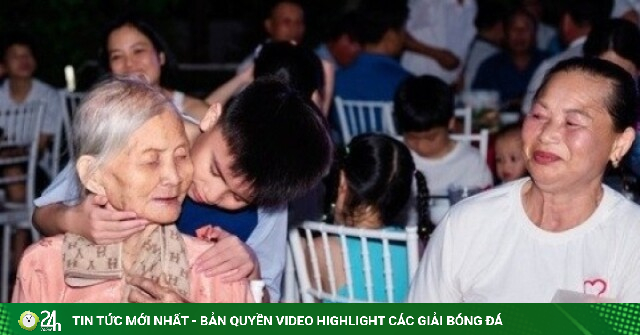 Cụ bà 94 tuổi ở Ninh Bình cùng 81 con cháu đi du lịch, xúc động phút sum vầy