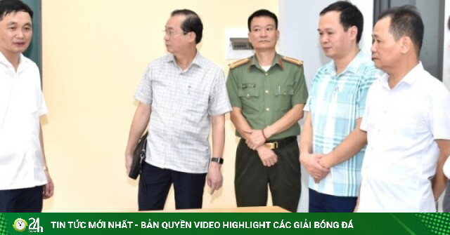 Hình ảnh bên trong phòng thi nơi học sinh chuyên Tuyên Quang thi lại tốt nghiệp
