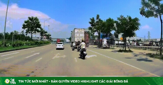 Clip: Luồn lách trên đường, xe máy bất ngờ lao thẳng vào đuôi container