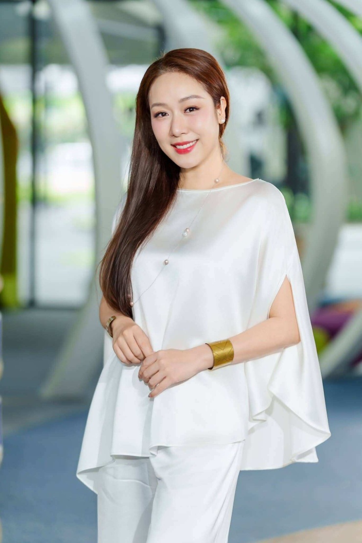 Ảnh sao 14/8: Trấn Thành nhìn bà xã Hari Won đắm đuối - 8