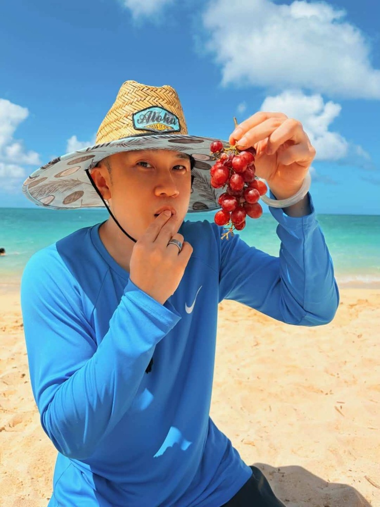Ảnh sao 14/8: Trấn Thành nhìn bà xã Hari Won đắm đuối - 6