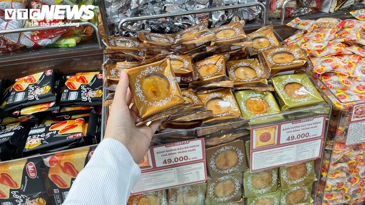 Bánh trung thu kích thước nhỏ được các hệ thống bán lẻ bổ sung vào danh mục sản phẩm, hướng đến nhu cầu ăn cá nhân.