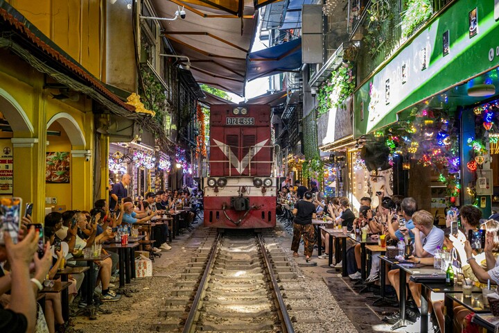 Mỗi khi có tàu chuẩn bị đi qua, nhiều người vẫn tiến sát đường ray, giơ điện thoại ghi hình đoàn tàu chạy qua trong khoảng cách rất hẹp.