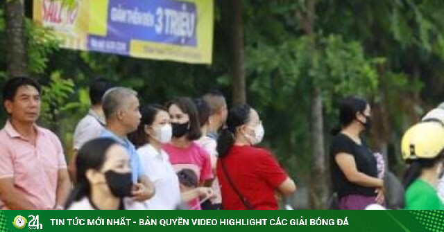 Phụ huynh hồi hộp dõi theo con bước vào kỳ thi lại tại Trường THPT Chuyên Tuyên Quang