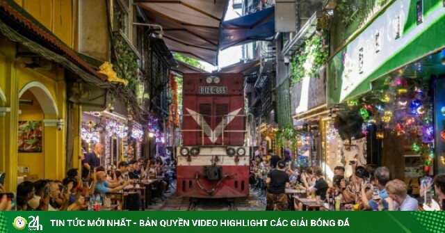 Phố cà phê đường tàu Hà Nội vẫn tấp nập sau sự cố du khách bị đầu tàu va trúng