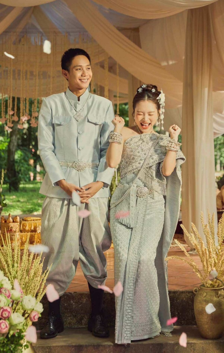 Ảnh sao 15/8: Mai Phương Thúy khoe dáng với áo xuyên thấu - 3