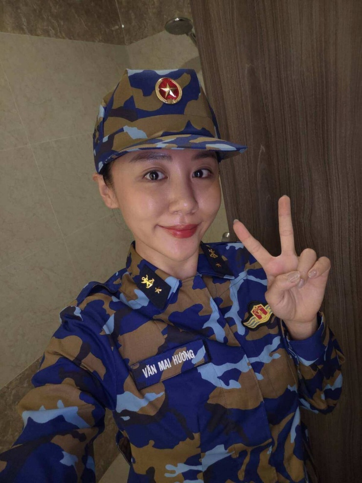 Ảnh sao 15/8: Mai Phương Thúy khoe dáng với áo xuyên thấu - 6