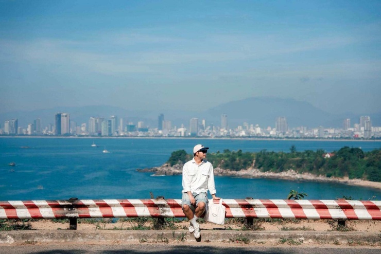 Bùi Ngọc Công ngồi “chill” ở một cung đường Đà Nẵng.