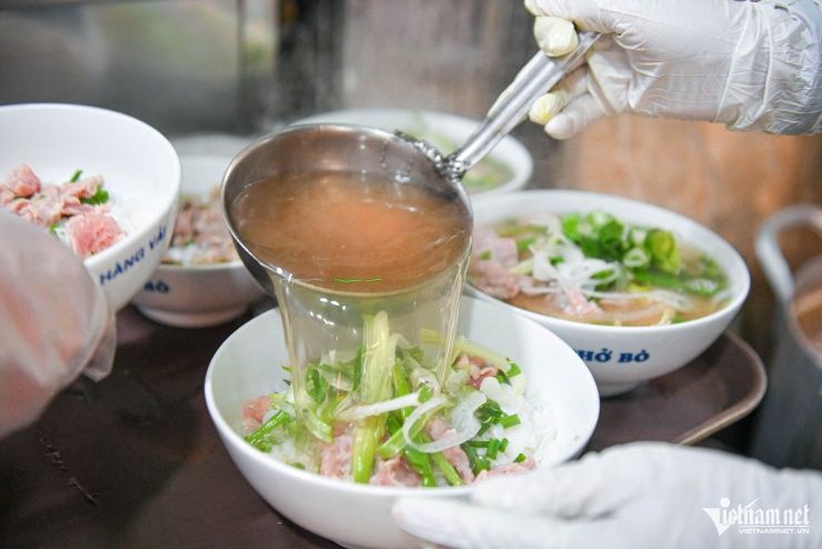 Quán phở mở hơn 30 năm, trở thành địa chỉ quen thuộc của nhiều thực khách
