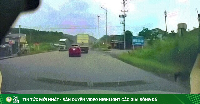 Clip: Tài xế ô tô con bẻ lái cực nhanh, thoát cú đè trí mạng trong gang tấc