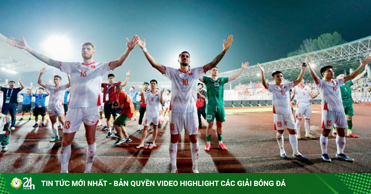ĐT Việt Nam ăn mừng theo phong cách Viking, sao Malaysia chúc mừng Patrik Lê Giang