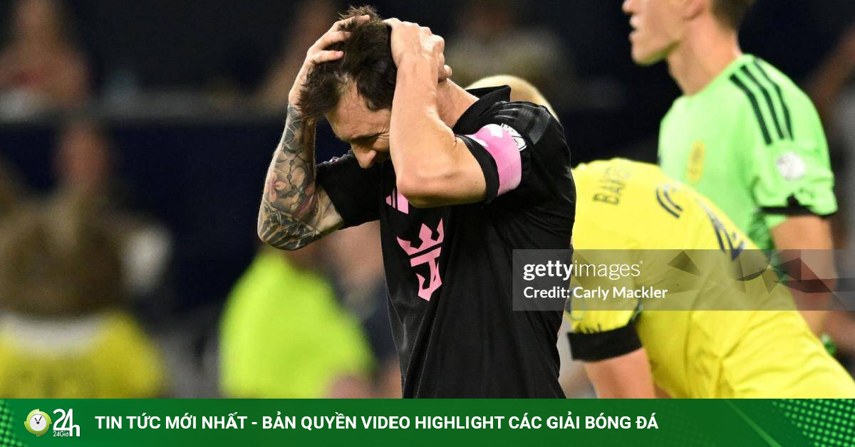 Messi 3 lần liên tiếp sút hỏng phạt đền, ăn thẻ vàng vì thái độ quá khích với trọng tài