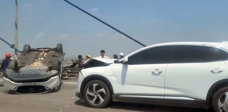 Xe Mazda CX5 lật ngửa bụng trên cầu Nhật Tân