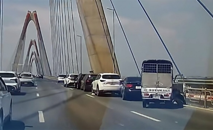 Va chạm liên hoàn giữa nhiều xe ô tô trên cầu Nhật Tân