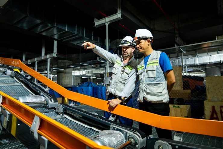 Bên trong nhà ga, dây chuyền hành lý 5 tầng hiện đại đã đạt khoảng 50% khối lượng thi công. Theo kế hoạch, công tác kiểm tra chạy thử hệ thống sẽ vào ngày 20/8.