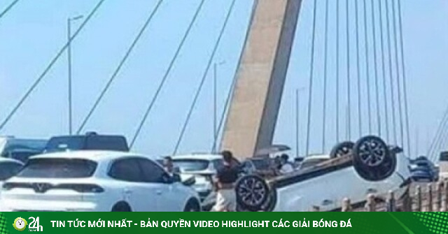 Hai vụ va chạm liên tiếp trên cầu Nhật Tân, ô tô lật ngửa, giao thông ùn tắc
