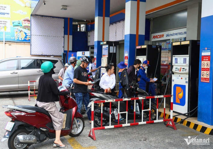 Giá xăng dầu trong nước chờ điều chỉnh. Ảnh: Tuấn Hùng