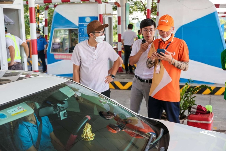 Nhân viên ePass hướng dẫn chủ phương tiện nạp tiền vào tài khoản giao thông. Ảnh: Thế Anh