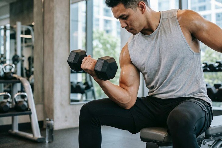 Rèn luyện thể thao thường xuyên là giải pháp tự nhiên giúp thúc đẩy quá trình sản xuất tinh trùng. Ảnh minh họa AI.