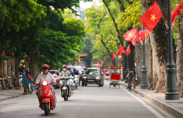 Cờ Tổ quốc tung bay, hòa chung với ánh nắng mùa thu trải vàng trên các tuyến phố tạo nên một khung cảnh rất đỗi nên thơ.