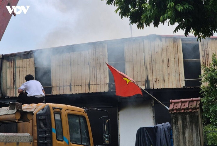 Khói lửa cháy âm ỉ bên trong nhà xưởng