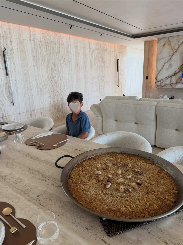 Bên trong biệt thự, đá tự nhiên là vật liệu chủ đạo. Tường phòng khách được phủ đá travertine màu kem với những đường vân ngang, tạo vẻ sang trọng nhưng không quá lạnh.