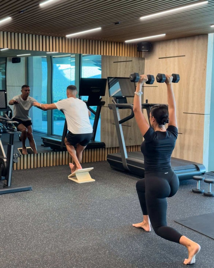 Ngoài các khu vực sinh hoạt, biệt thự còn có phòng gym, phòng massage, rạp chiếu phim, sân tenni. Với hệ thống không gian khép kín và nhiều tiện nghi riêng, căn nhà được ví như một 'pháo đài' giúp Ronaldo và Georgina bảo vệ cuộc sống gia đình khỏi sự chú ý của truyền thông.