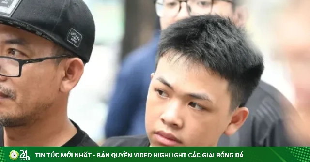 CĐV đội nắng giữa trưa mua vé trực tiếp trận Việt Nam vs Malaysia