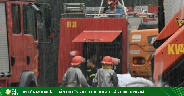 Xưởng mộc đổ sập sau vụ cháy làm ba người chết ở Hà Nội