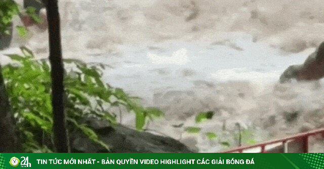 Khoảnh khắc du khách bị lũ cuốn trôi khi chụp ảnh ở thác