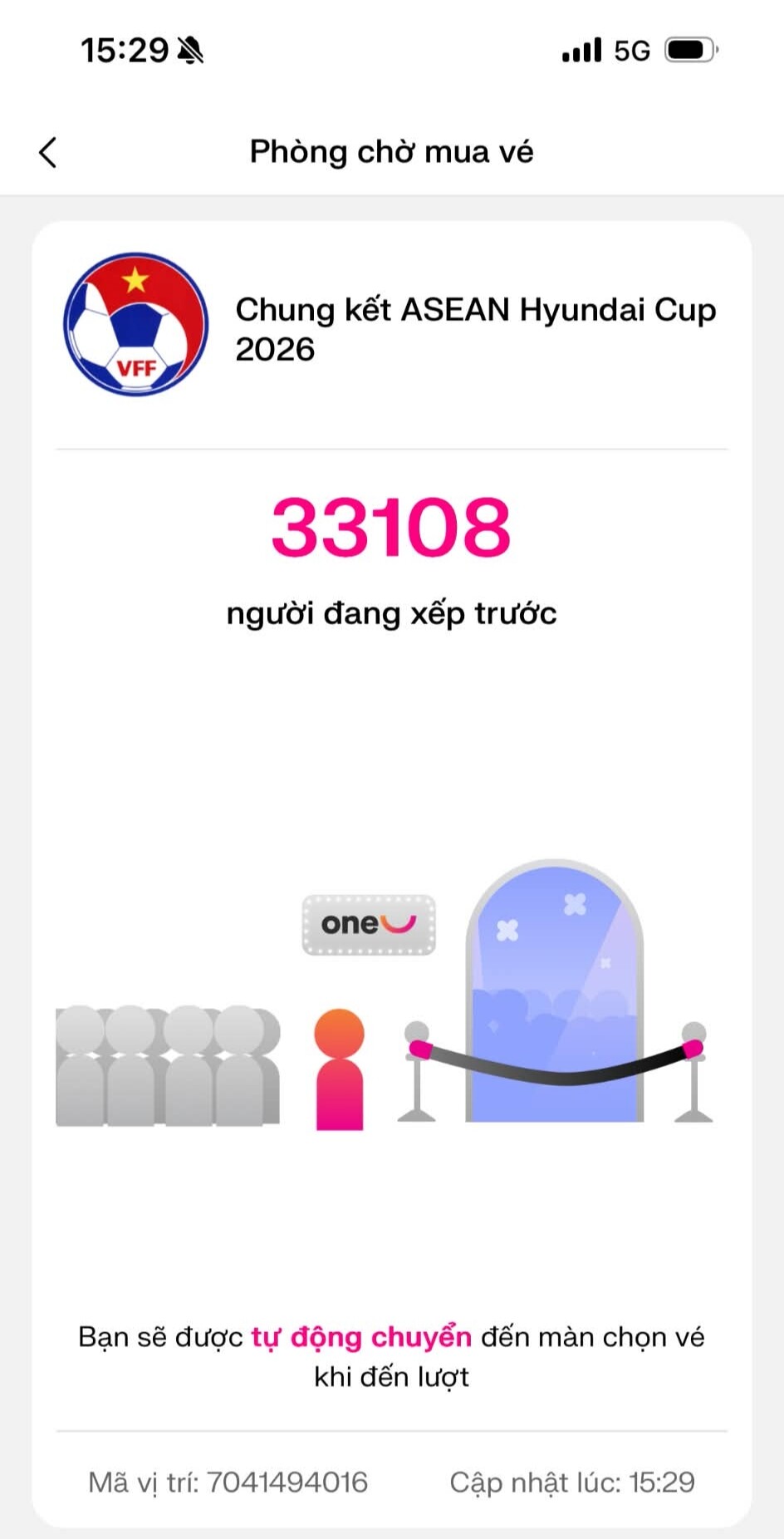 Hàng dài người xếp hàng mua vé online.