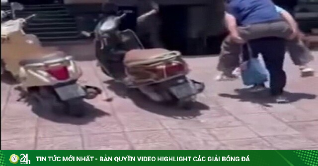Nữ hành khách ngất xỉu trên xe buýt, phụ xe lập tức cõng vào viện
