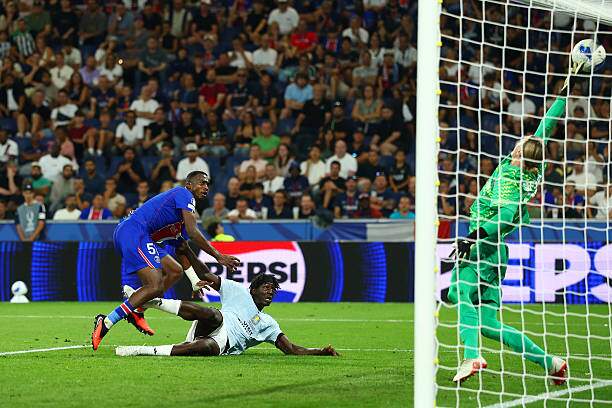 Các trung vệ PSG không tài nào đương nổi Madjo, và đây là một cầu thủ mới 17 tuổi