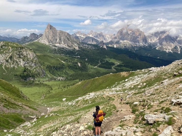 Vùng núi Alta Via (Dolomites, Italy) là lựa chọn tuyệt vời cho chuyến đi bộ đường dài (trekking) vào tháng 9. Dãy Dolomites sở hữu những đỉnh núi đẹp nhất châu Âu, và mỗi thời điểm trong hành trình du lịch lại mở ra một khung cảnh tuyệt mỹ.