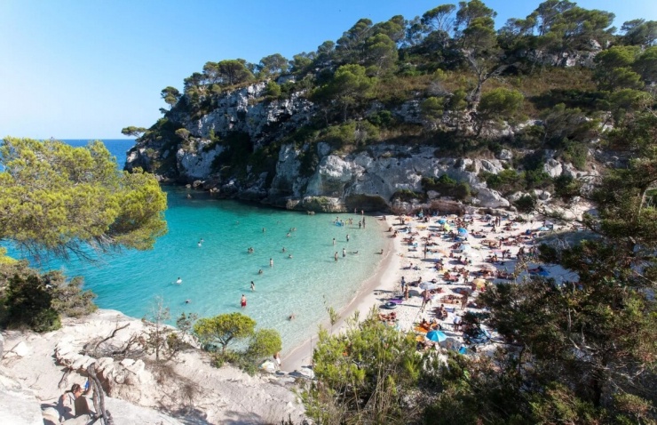 Sau khi cái nóng gay gắt của mùa hè qua đi, nước biển vẫn ấm áp dễ chịu tại Menorca - hòn đảo nằm xa nhất về phía đông quần đảo Balearic, Tây Ban Nha. Trong những tuần đầu tiên của mùa thu – đôi khi được ví von là "mùa xuân của mùa đông" – các điểm dịch vụ du lịch vẫn mở cửa và thời tiết vẫn ưu ái điểm đến này.