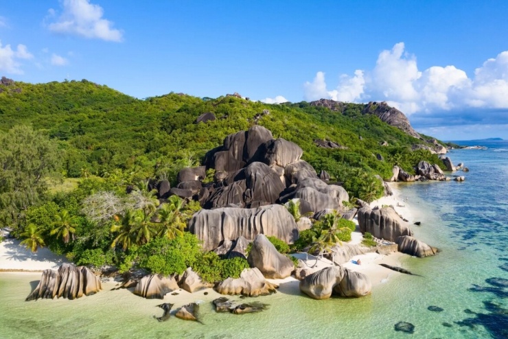 Vào mùa thu, nhiệt độ nước biển tại Seychelles duy trì ở mức khoảng 29°C, tầm nhìn dưới nước đạt khoảng 30m và đây cũng là lúc những đàn cá mập voi di cư tìm đến. Chi phí du lịch vào thời điểm này cũng rẻ hơn so với mùa cao điểm (từ tháng 6 đến tháng 8).