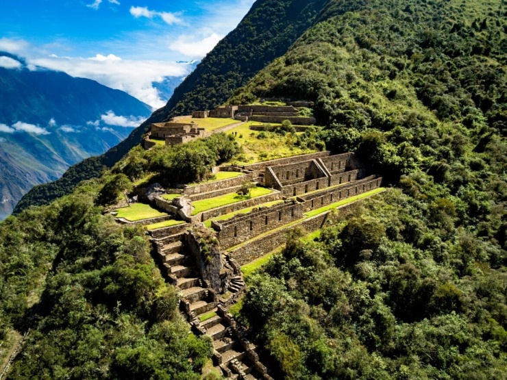 Vùng Cusco, Peru gắn với một thành phố cổ của người Inca, có tên là Choquequirao. Hãy ghé thăm nơi đây vào tháng 10 – sau mùa cao điểm du lịch nhưng trước khi mùa mưa bắt đầu – để khám phá nhiều điều hơn là chỉ tập trung vào địa điểm nổi tiếng Machu Picchu.