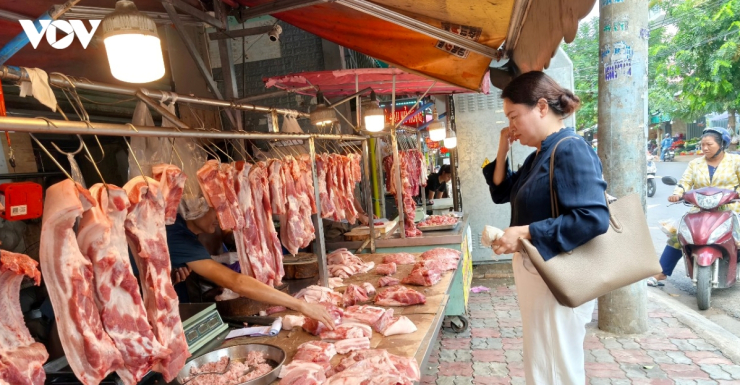 Người tiêu dùng vẫn luôn chịu thiệt vì miếng thịt heo qua nhiều tầng nấc trung gian