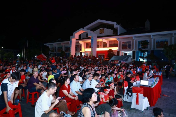 Cổ động viên cả nước vỡ òa sau hai bàn thắng của tuyển Việt Nam - 5
