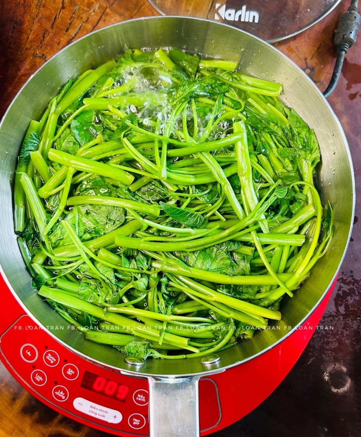 Cho nước luộc ngập rau