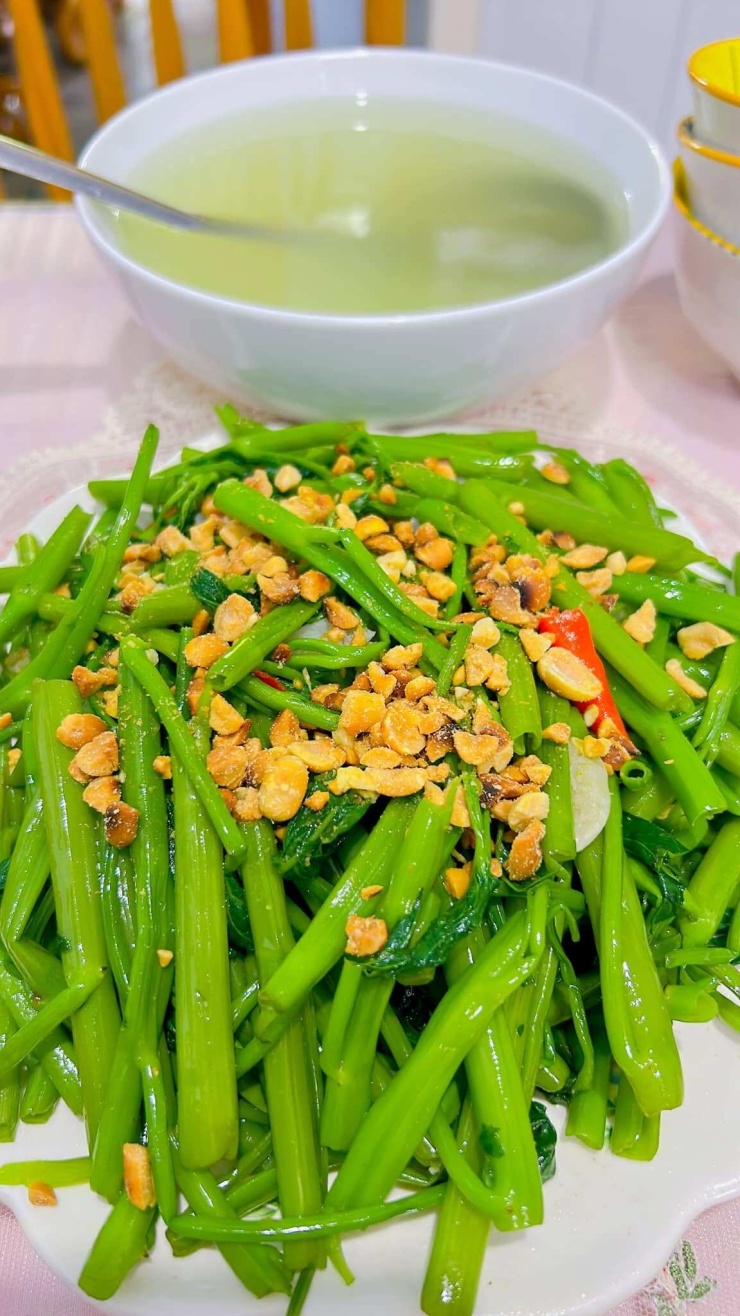 Rắc thêm ít lạc