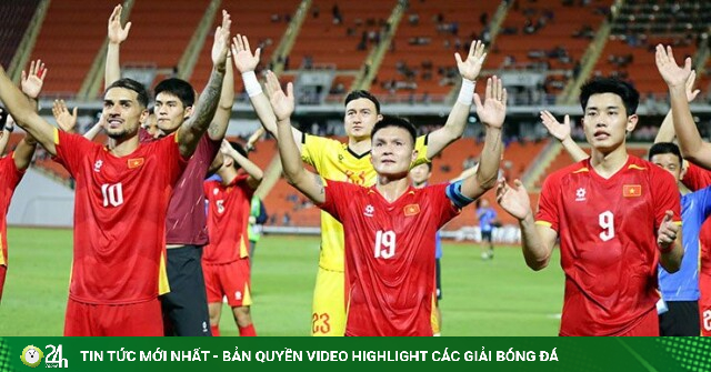 ĐT Việt Nam ăn mừng "phủ đỏ" sân của Thái Lan, Patrik Lê Giang rạng rỡ nhận giải