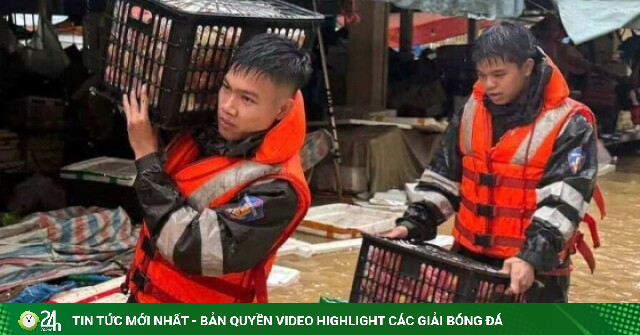 Tiểu thương chạy đua cứu tài sản khi chợ đầu mối Lạng Sơn ngập sâu