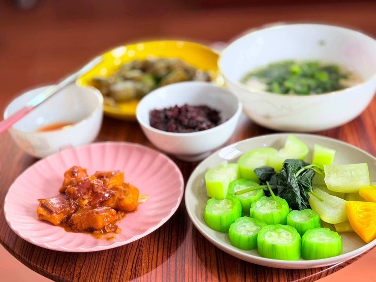 Bữa ăn của nữ diễn viên luôn có nhiều các loại rau củ theo mùa, thường được hấp hoặc luộc để giữ tối đa hương vị tự nhiên đồng thời hạn chế tiêu thụ dầu mỡ.