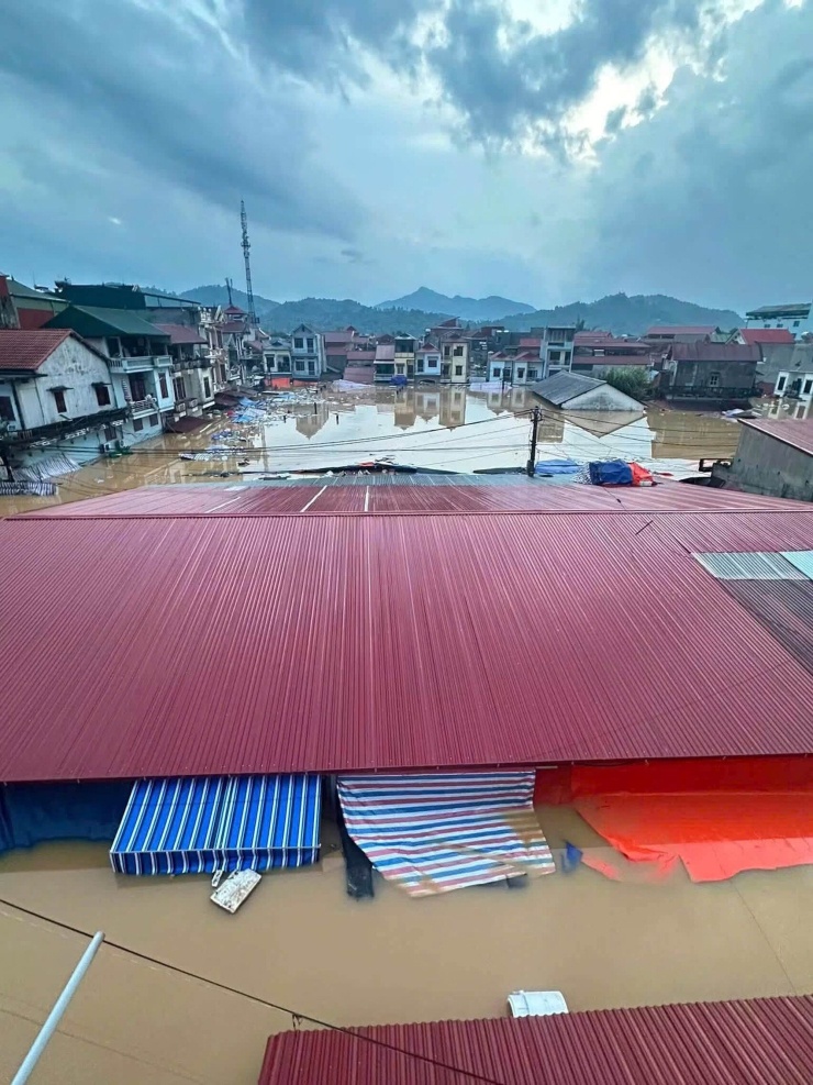 Bão số 4 Narra: Lạng Sơn ngập sâu, nước dâng mấp mé tầng 2