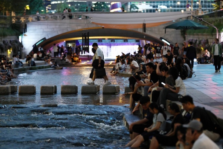 Người dân thư giãn bên suối Cheonggye ở Seoul, Hàn Quốc. Nguồn: Yonhap