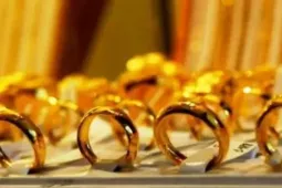 Giá vàng tăng vọt sáng đầu tuần, trong nước gần ngang bằng với giá thế giới